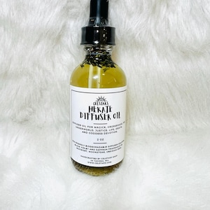 Può includere: Una bottiglia di vetro trasparente di olio per diffusore Hekate con un contagocce nero. L'etichetta recita "HEKATE DIFFUSER OIL" ed elenca ingredienti e usi. La bottiglia contiene 59 ml di olio.