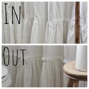 Puede incluir: Cortinas blancas de algod&oacute;n con un borde inferior con volantes. Las cortinas est&aacute;n colgadas en un ba&ntilde;o y la palabra "IN" est&aacute; escrita en la esquina superior izquierda de la imagen y la palabra "OUT" est&aacute; escrita en la esquina inferior izquierda de la imagen.