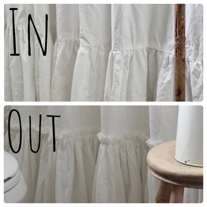 Puede incluir: Cortinas blancas de algod&oacute;n con un borde inferior con volantes. Las cortinas est&aacute;n colgadas en un ba&ntilde;o y la palabra "IN" est&aacute; escrita en la esquina superior izquierda de la imagen y la palabra "OUT" est&aacute; escrita en la esquina inferior izquierda de la imagen.