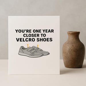 Carte d'anniversaire amusante - Vous êtes proche des chaussures à velcro - Carte d'humour sur la vieillesse pour lui - Carte de voeux sarcastique