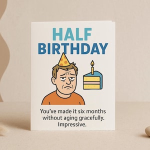 Grappige halve verjaardagskaart – Sarcastische verouderingshumor met taart en feestmuts