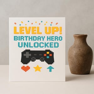 Carte d'anniversaire de joueur amusante – Design « Niveau supérieur » pixel art – Carte de jeu de 5 x 7 pouces pour enfants, adolescents ou adultes ringards