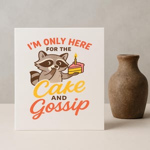 Carte d'anniversaire amusante - Je ne suis que là pour le gâteau et les potins - Carte de fête raton laveur - Humour animal mignon - Carte de voeux 5 x 7 pour elle ou lui