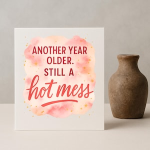 Tarjeta de cumpleaños divertida para ella: Un año más, sigue siendo un desastre. Tarjeta de acuarela con mensaje interior. Tarjeta de cumpleaños salvaje y fabulosa.