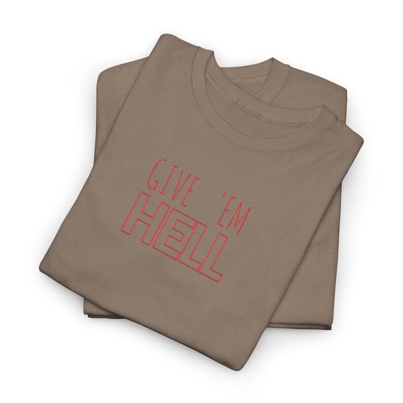Give Em Hell Tシャツ、エッジの効いたグラフィックTシャツ、ユニセックスのヘビーコットンシャツ、オルタナティブストリートウェアTシャツ、レトロなスローガンシャツ、彼女または彼へのギフト 画像 10
