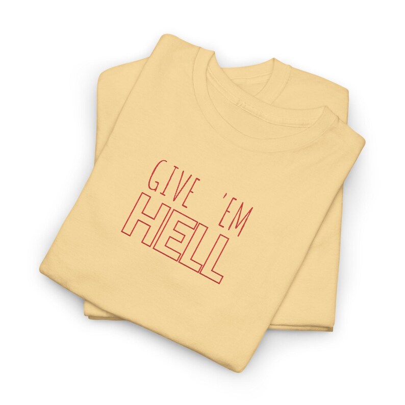Give Em Hell Tシャツ、エッジの効いたグラフィックTシャツ、ユニセックスのヘビーコットンシャツ、オルタナティブストリートウェアTシャツ、レトロなスローガンシャツ、彼女または彼へのギフト 画像 3