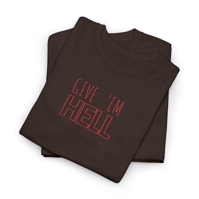 Give Em Hell Tシャツ、エッジの効いたグラフィックTシャツ、ユニセックスのヘビーコットンシャツ、オルタナティブストリートウェアTシャツ、レトロなスローガンシャツ、彼女または彼へのギフト 画像 5