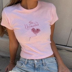 Im Baby Tee entwirrt, scheinen Sie ziemlich traurig, Tangle Herz Trauriges Mädchen Ästhetik ausgestattet Crop Shirt | Rosa Y2K Tee