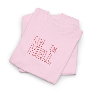 Give Em Hell Tシャツ、エッジの効いたグラフィックTシャツ、ユニセックスのヘビーコットンシャツ、オルタナティブストリートウェアTシャツ、レトロなスローガンシャツ、彼女または彼へのギフト 画像 7