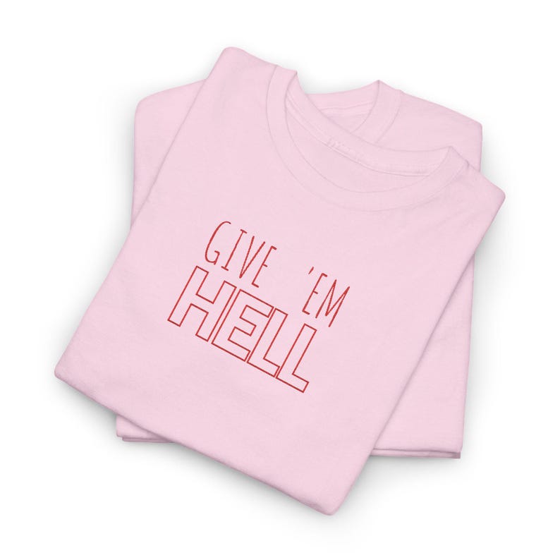 Give Em Hell Tシャツ、エッジの効いたグラフィックTシャツ、ユニセックスのヘビーコットンシャツ、オルタナティブストリートウェアTシャツ、レトロなスローガンシャツ、彼女または彼へのギフト 画像 7