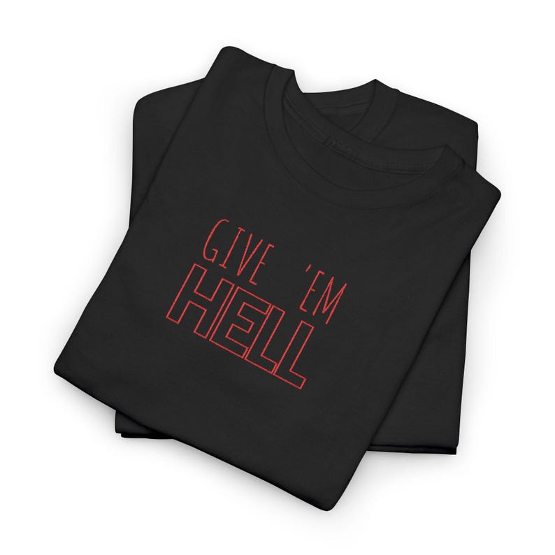 Give Em Hell Tシャツ、エッジの効いたグラフィックTシャツ、ユニセックスのヘビーコットンシャツ、オルタナティブストリートウェアTシャツ、レトロなスローガンシャツ、彼女または彼へのギフト 画像 4