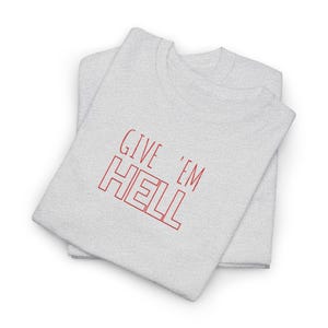 Give Em Hell Tシャツ、エッジの効いたグラフィックTシャツ、ユニセックスのヘビーコットンシャツ、オルタナティブストリートウェアTシャツ、レトロなスローガンシャツ、彼女または彼へのギフト 画像 9