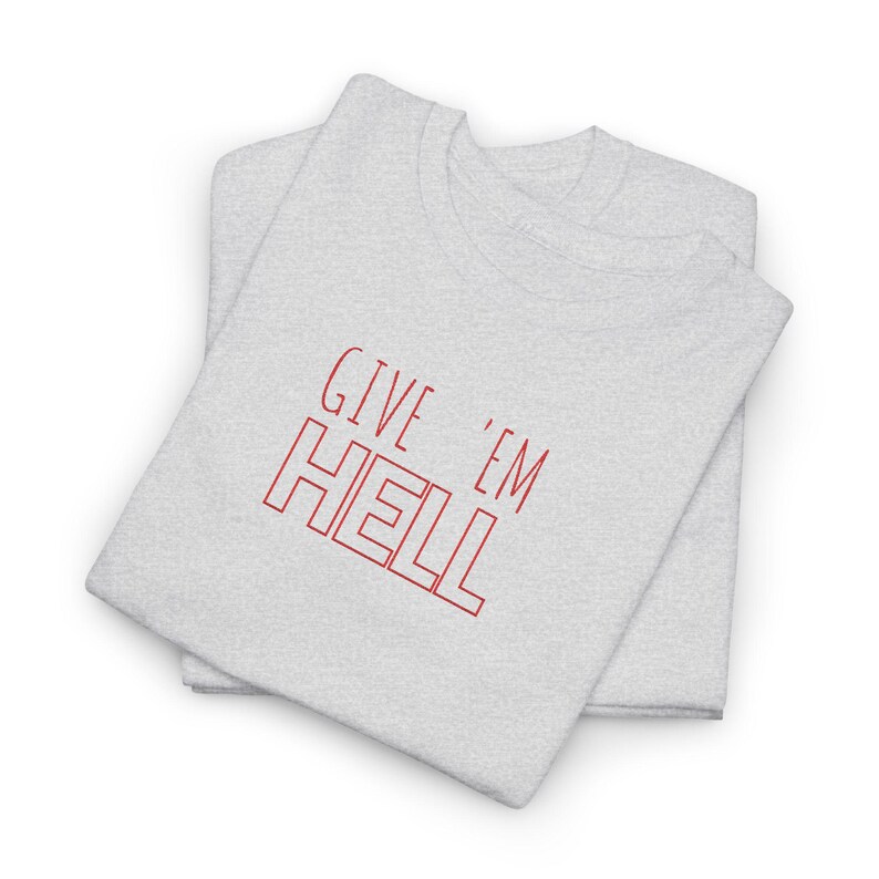 Give Em Hell Tシャツ、エッジの効いたグラフィックTシャツ、ユニセックスのヘビーコットンシャツ、オルタナティブストリートウェアTシャツ、レトロなスローガンシャツ、彼女または彼へのギフト 画像 9