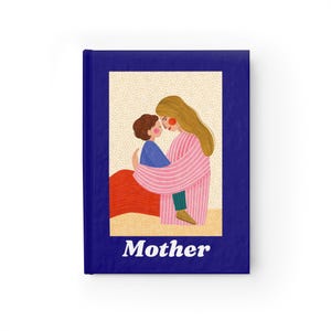 以下が含まれることがあります： 「Mother」の白い文字が入った濃い青色のジャーナル。表紙には、母親と子供が抱き合っているイラストが描かれており、母親はピンクと白のストライプのローブを着ています。背景はベージュで、赤い形をしています。