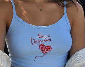 I'm Unraveled タンクトップ | 美的ヤーン ハート グラフィック スパゲッティストラップ クロップタンクトップ | Coquette メンタルヘルス フィットキャミ | レディース サマートップ