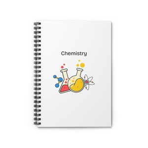 Può includere: Quaderno bianco a spirale con la parola "Chimica" in nero. La copertina presenta un'illustrazione colorata di beute, molecole e un atomo. Le beute contengono liquidi rossi e gialli e l'atomo ha un design blu e giallo.
