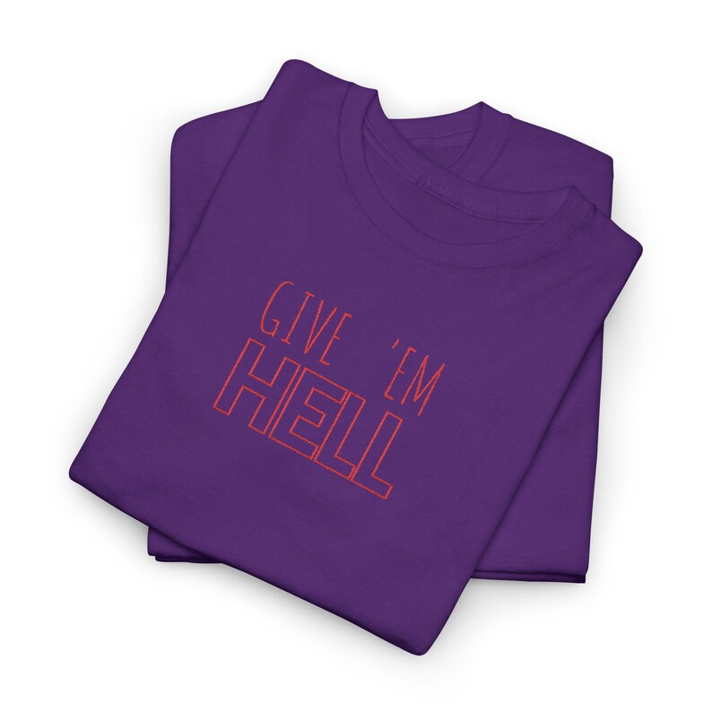 Give Em Hell Tシャツ、エッジの効いたグラフィックTシャツ、ユニセックスのヘビーコットンシャツ、オルタナティブストリートウェアTシャツ、レトロなスローガンシャツ、彼女または彼へのギフト 画像 6