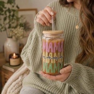 Vaso con pajita Mama Repeat Script en tonos pastel / Vaso de 473 ml con tapa de bambú