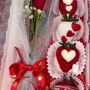 Chocolate-covered Strawberries with roses in a decorated gift box Special for Mother’s Day, Valentines or Birthdays