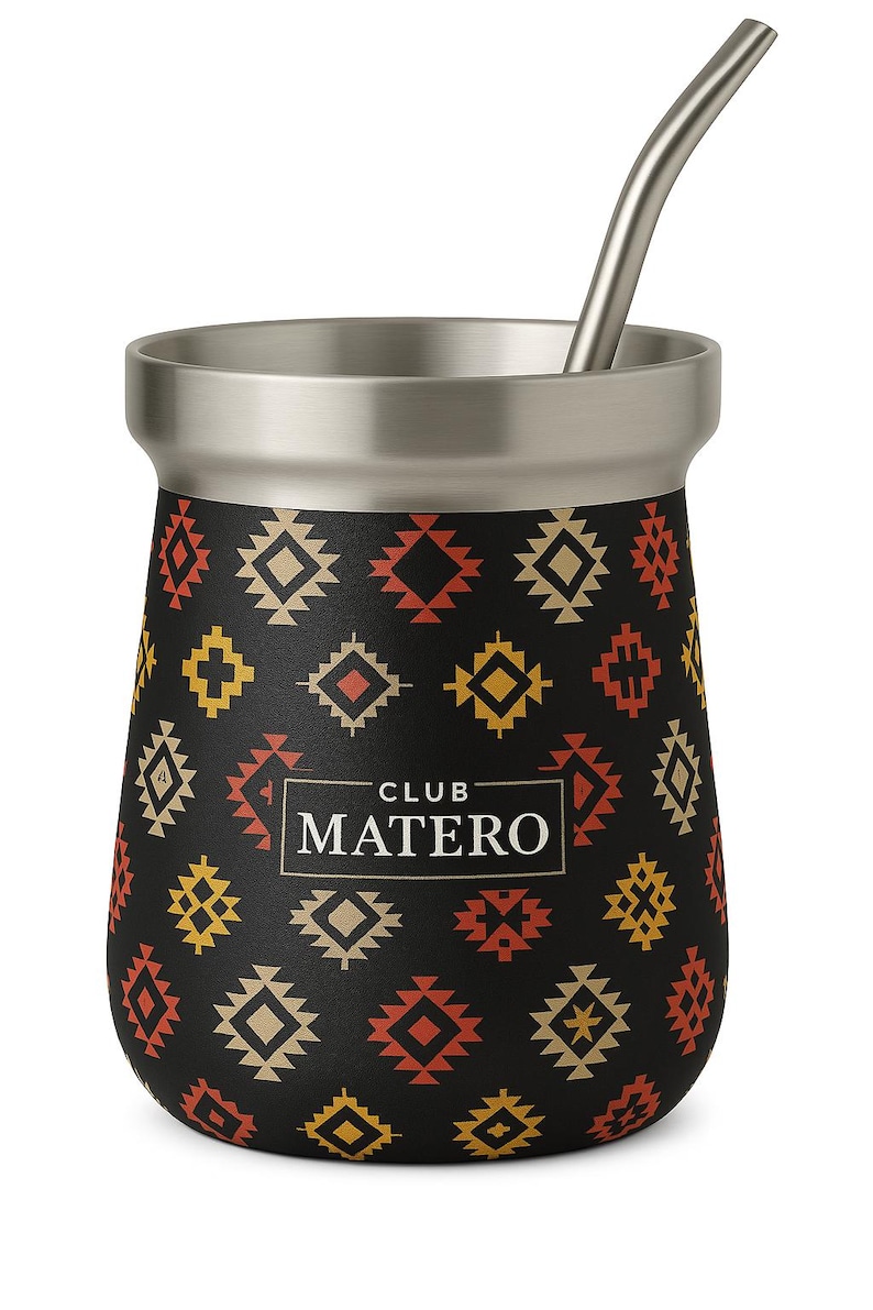 Puede incluir: Una taza de mate de acero inoxidable con un dise&ntilde;o negro estampado con formas geom&eacute;tricas en rojo, amarillo y beige. La taza tiene un borde plateado e incluye una pajita plateada. El texto "CLUB MATERO" se muestra en la parte delantera.