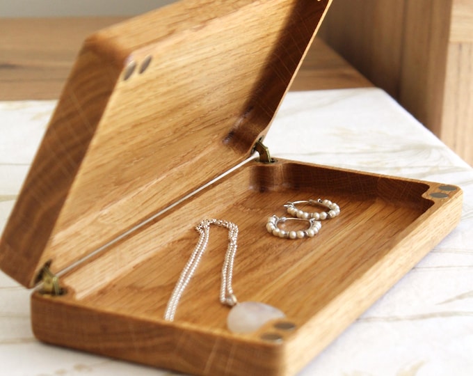 Handmade Oak Jewelry Box | Magnetic Wooden Keepsake Box | Minimalist Gift for Her | Jewelry Organizer 20x10x4cm