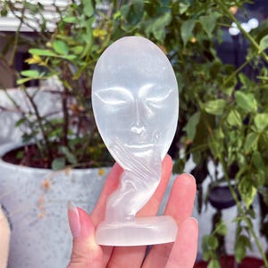 Natuurlijk seleniet, met de hand gesneden gemaskerde man, mineraalmonster, reikihealing, kristallen geschenken 1 st