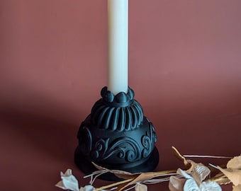 Portavelas de pedestal ornamentado / Decoración gótica / Portavelas barroco / Negro mate o plata / Decoración del hogar estilo Dark Academia