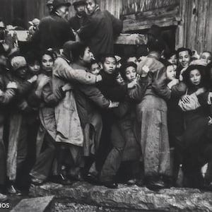 Henri Cartier-Bresson - Goldverkauf in den letzten Tagen der Kuomintang, Shanghai, China, 1949 | Historische Fotokunst