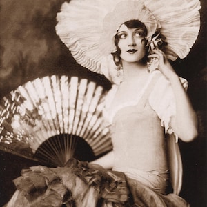 Portrait glamour vintage : fille Ziegfeld avec un éventail par Albert Cheney Johnston | Photographie Showgirl des années 1920 | Les folies de Ziegfeld
