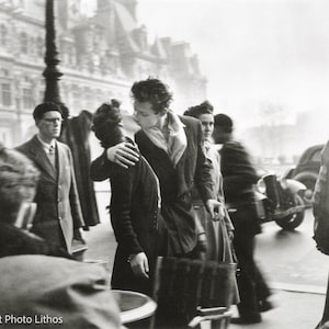 Parisian Chic: Robert Doisneau - Le Baiser de L&#39;Hotel de Ville, Paris, 1950 | Romantic Vintage Photography Print