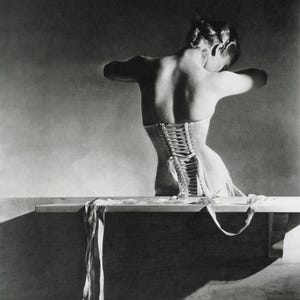 Glamour senza tempo: "Corsetto Mainbocher, Parigi, 1939" immortalato da Horst P. Horst / Stampa fotografica di moda iconica / Arte murale glamour vintage