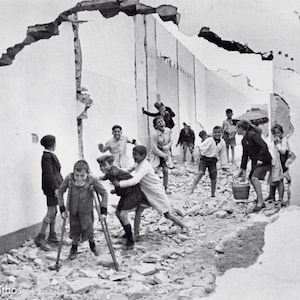 Druckklassiker: Henri Cartier-Bresson Erobert “Seville, Spain, 1933” | Black & White Wall Art