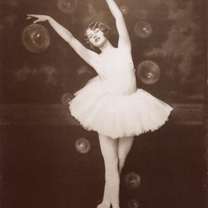 Impressão fotográfica vintage: A graciosa dançarina Helen Brown cercada por bolhas, de Albert Cheney Johnston | Arte de parede em preto e branco Art Déco