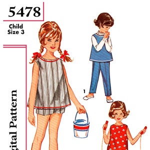 Peut inclure: Un patron de couture vintage pour vêtements d'enfants. Le patron comprend trois tenues différentes : une robe sans manches rayée avec un short, un pull bleu et blanc avec un pantalon et un haut rouge à pois blancs avec un short. Le patron est intitulé "5478" et "Taille enfant 3".