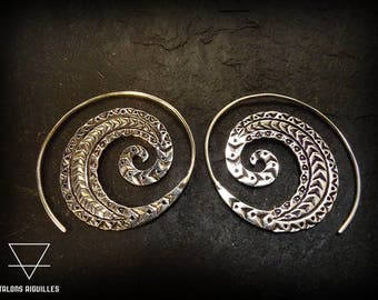 Verzilverde spiraaloorbellen: tribale boho-ringen