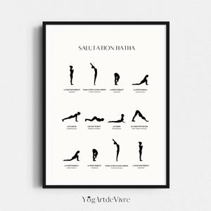 Peut inclure: Impression encadrée noire présentant des poses de yoga en silhouette. Le texte "SALUTATION HATHA" est en haut. En dessous, des illustrations de diverses poses de yoga avec des descriptions en français. Le bas de l'impression porte le texte "YogArtdeVivre".