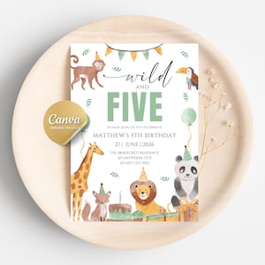Puede incluir: Una tarjeta de invitación blanca con un tema de jungla, con el texto "wild and FIVE" en verde. La tarjeta incluye ilustraciones de un mono, un tucán, una jirafa, un zorro, un león y un panda. La invitación es para el 5º cumpleaños de Matthew.