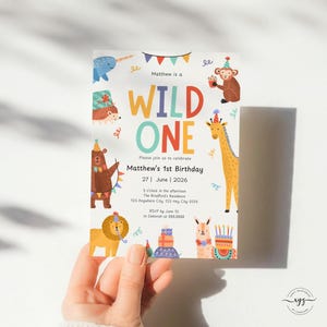 Könnte beinhalten: Eine farbenfrohe Geburtstagseinladung mit dem Text "WILD ONE" und Tierillustrationen. Die Einladung enthält Details für Matthews 1. Geburtstag, wie Datum, Uhrzeit und Ort. Das Design zeigt einen Narwal, Affen, Giraffe, Bären, Löwen und Lama.