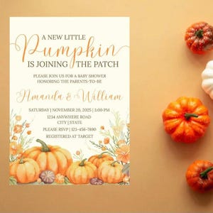 Puede incluir: Una invitación para un baby shower con el texto "A New Little Pumpkin is Joining the Patch". La invitación presenta calabazas de acuarela y detalles florales. Las calabazas decorativas están esparcidas sobre un fondo naranja claro.