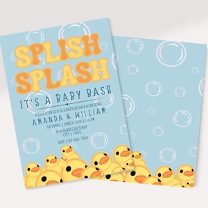 Puede incluir: Invitación a un baby shower con un fondo azul claro y las palabras "Splish Splash It's a Baby Bash" en naranja y amarillo. La invitación incluye detalles para el baby shower de Amanda y William, con un borde de patitos amarillos.