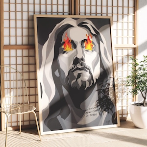 Op de afbeelding: Een ingelijste kunstdruk met een grijswaardenportret met vlammende ogen. Het kunstwerk toont een figuur met lang haar en een baard, met vlammen in plaats van ogen. De print wordt getoond in een kamer met een gouden stoel en een kleine potplant.