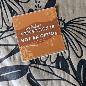 Perfektion ist keine Option - Chronisch kranker Aufkleber, chronisch kranker Aufkleber, positiver Aufkleber, Spoonie-Aufkleber, Aufkleber für psychische Gesundheit