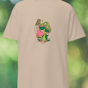 Maglietta Magic Mushroom Meadow - Maglietta Whimsical Forest Spirit, Maglietta psichedelica Cottagecore, Estetica Fairycore, Maglietta unisex realizzata eticamente