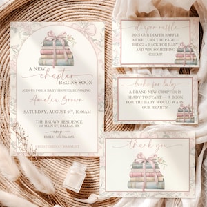 Puede incluir: Juego de invitaciones para baby shower con diseño floral y una pila de libros atados con una cinta rosa. La invitación incluye el texto "Un nuevo capítulo comienza pronto" y los detalles del baby shower.