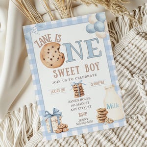Może przedstawiać: Niebiesko-białe zaproszenie na pierwsze urodziny z wzorem w kratkę. Zaproszenie zawiera tekst "Zane is One Sweet Boy" z ilustracjami ciasteczek, mleka i balonów. Podano również datę i godzinę przyjęcia.