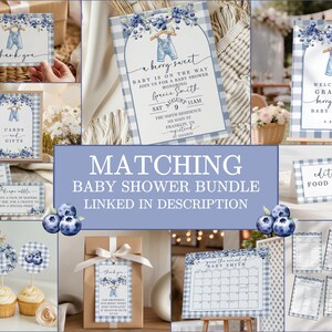 Puede incluir: Una colecci&oacute;n de papeler&iacute;a para baby shower con tem&aacute;tica de ar&aacute;ndanos. Los dise&ntilde;os incluyen invitaciones, tarjetas de agradecimiento y etiquetas de comida. La combinaci&oacute;n de colores es azul y blanco, con patrones de cuadros y ilustraciones de ar&aacute;ndanos y petos.