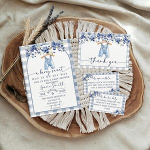 Puede incluir: Juego de invitaciones y tarjetas para baby shower con tema de ar&aacute;ndanos. La invitaci&oacute;n principal dice "a berry sweet boy is on his way". Las tarjetas incluyen "gracias", "rifa de pa&ntilde;ales" y una petici&oacute;n de libros.