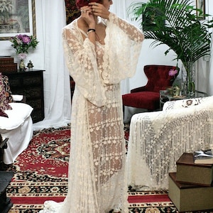Robe de noiva em renda tradicional, bordada com renda francesa, lingerie de casamento com mangas angelicais, coleção Sarafina Dreams Bridal.