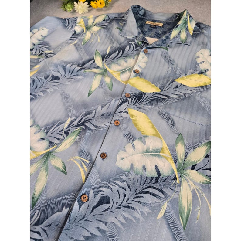 Camisa de manga larga azul con botones y estampado tropical para hombre Tommy Bahama, talla XXL, estilo Y2K. imagen 3