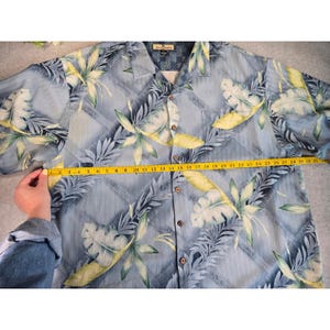 Camisa de manga larga azul con botones y estampado tropical para hombre Tommy Bahama, talla XXL, estilo Y2K. imagen 10